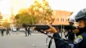 guardian.co.uk -- Occupy Oakland: Polizei räumt Protestcamp mit Gewalt