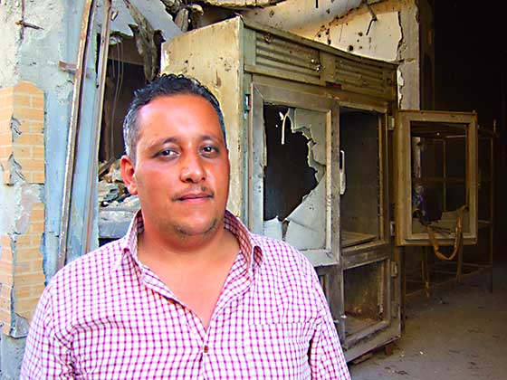 Amar Zein vor seiner zerstörten Bäckerei