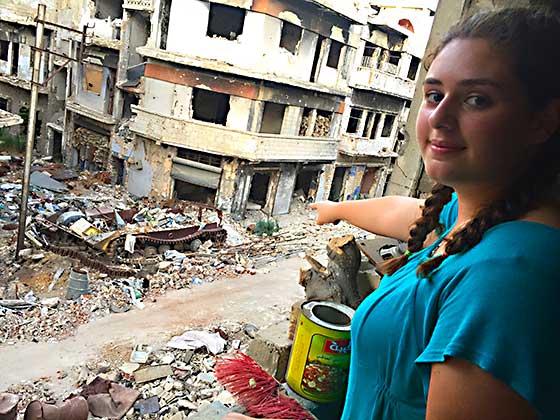 Viktoria zeigt aus ihrem Zimmer auf den zerstören Armee Kontrollpunkt
