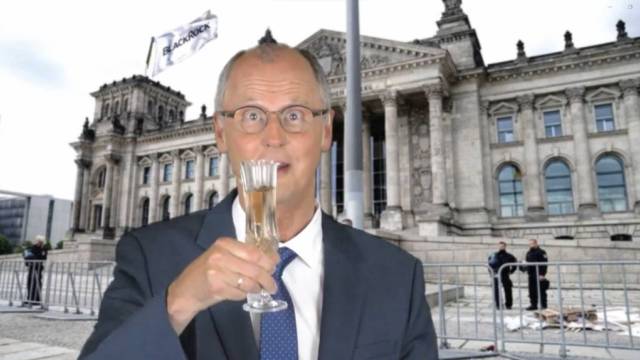 Reiner Kröhnert in Merz‘ Glanzrolle als Erwecker der Kriegsmüd*innen