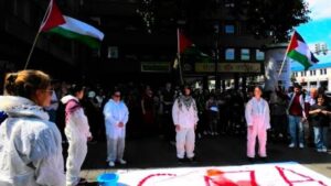 "Und Menschen sterben weiter!"