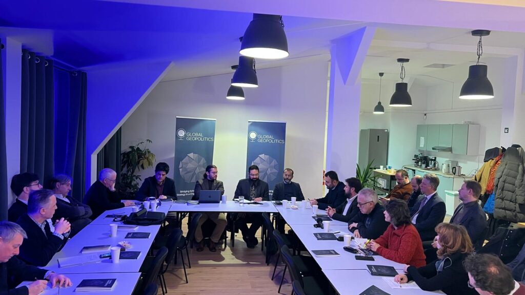 „In Global Geopolitics wird der Begriff ‚global‘ nicht im Sinne von ‚Globalismus‘ verwendet“, stellte Gürcan klar. Die Wortwahl sei bewusst und impliziere keine Ausrichtung an einem bestimmten politischen Projekt oder einer ideologischen Agenda. Vielmehr unterstreiche die Verbindung von „global“ und „Geopolitik“ das Bekenntnis der Zeitschrift zu geografischer, disziplinärer und analytischer Inklusivität bei gleichzeitiger akademischer Strenge.