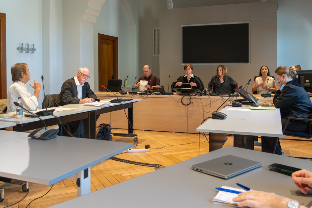 Setzt sich seit Jahren und in unzähl. Publikationen für Antifaschismus und Antimilitarismus ein, aber Bremer Landgericht bescheinigt, in Wahrheit Holocaustverharmloser und Rechtsextremist zu sein, der Hakenkreuzschmierereien verbreitet und Volk verhetzt.